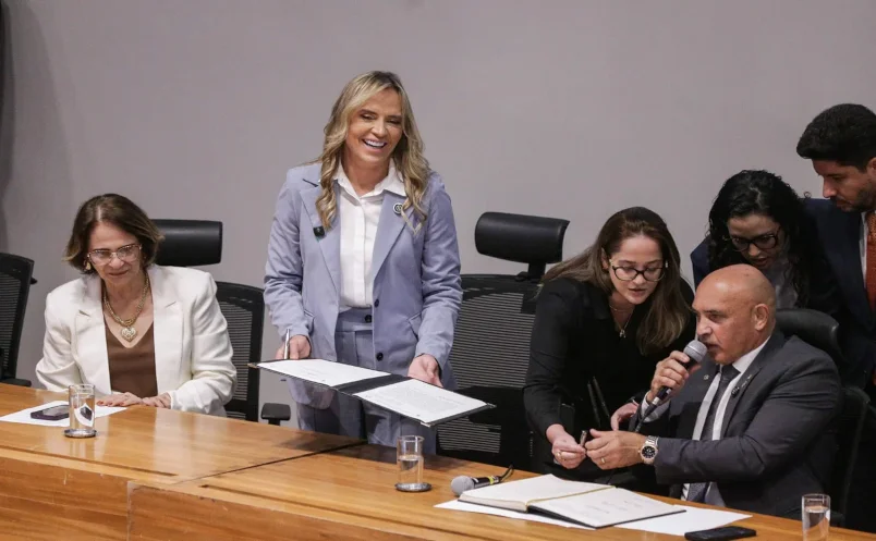 Emocionada, Celina Leão toma posse no GDF e lança programa de governo