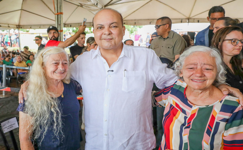 Lágrimas e Abraços em Arapoanga: Ibaneis Entrega Documento que Vale Ouro para 500 Famílias – ‘Aquele Telhado É Meu!’”