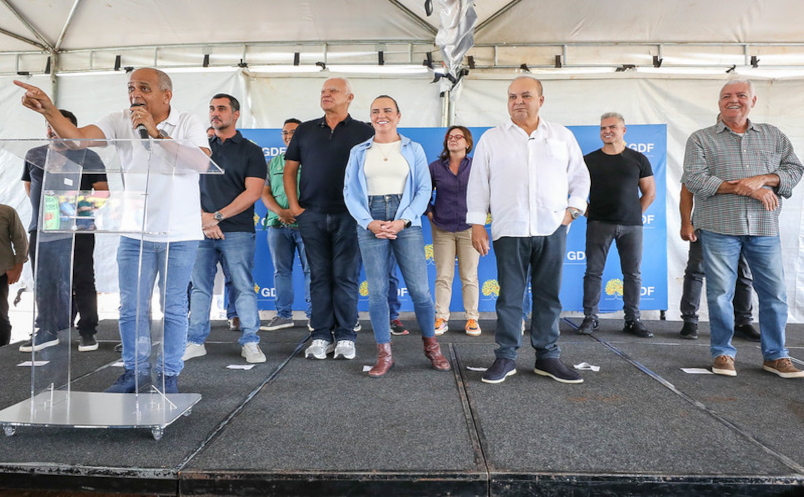 Deputado Pepa participa de entrega de asfalto em escola rural de Arapoanga e cita sequência de obras na região