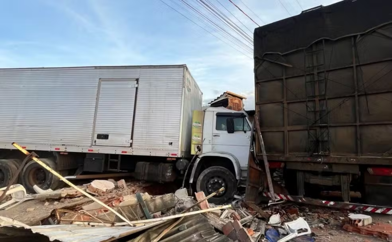 Quatro pessoas morrem após caminhão desgovernado atingir bar, em Goiás