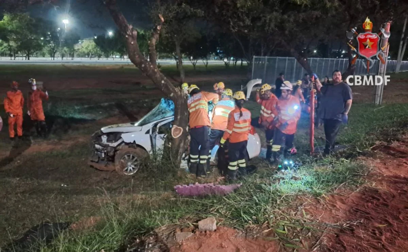 Homem morre e duas crianças ficam feridas após carro bater em árvore